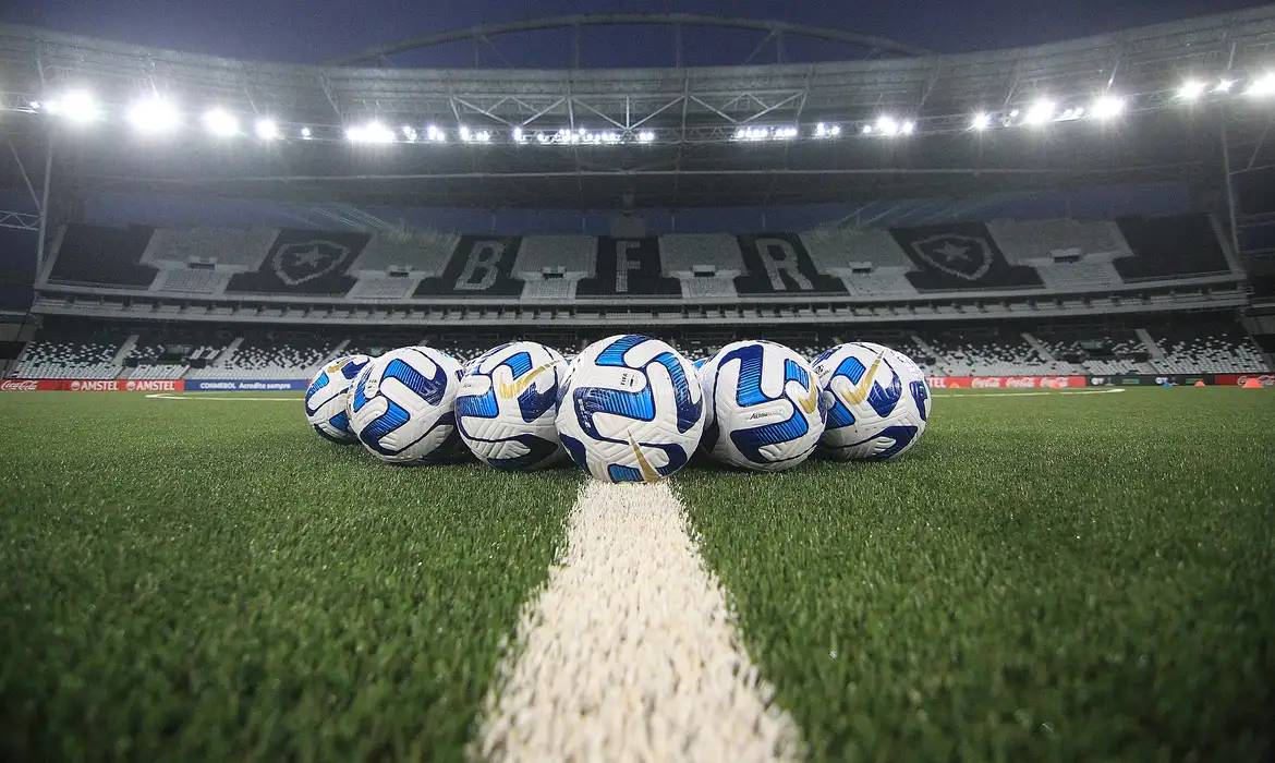 Jogadores fazem campanha nas redes sociais contra gramados sintéticos.