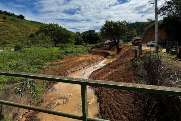 Programa Limpa Rio realiza limpeza do Valão do Bananal.