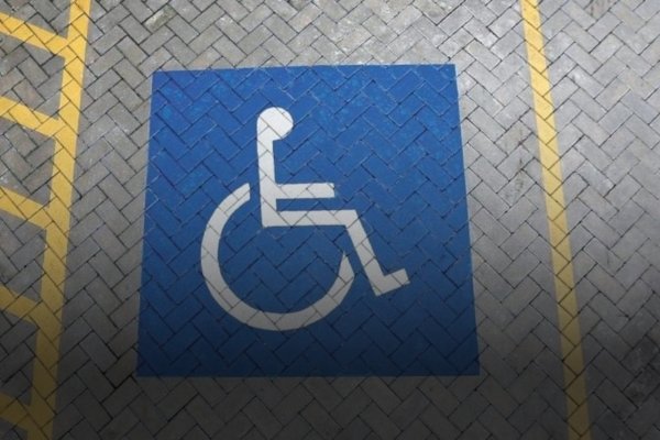 Pessoas com deficiência terão gratuidade em estacionamentos por 30 minutos.