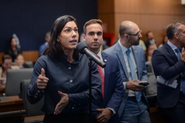 ALERJ aprova: Locais públicos e privados do estado deverão instalar banheiros e vestiários neutros para pessoas trans.