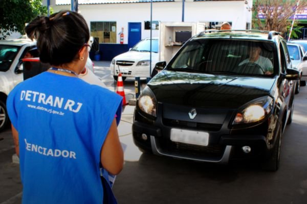 Detran-RJ prorroga licenciamento e dá mais dois meses para motoristas regularizarem seus veículos.